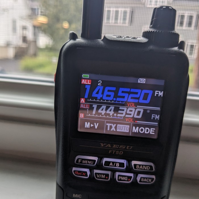 FT5DR with the US APRS frequency, 144.390, set in the B channel.